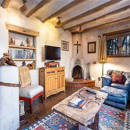 Cowboy On The Acequia, 2 Bedrooms, Fireplaces, Washer/Dryer, Sleeps 4